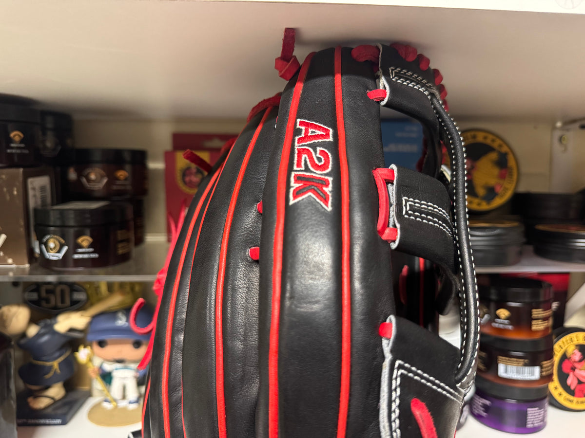 Wilson A2K JS22 Juan Soto 12.75” RHT Black / Red