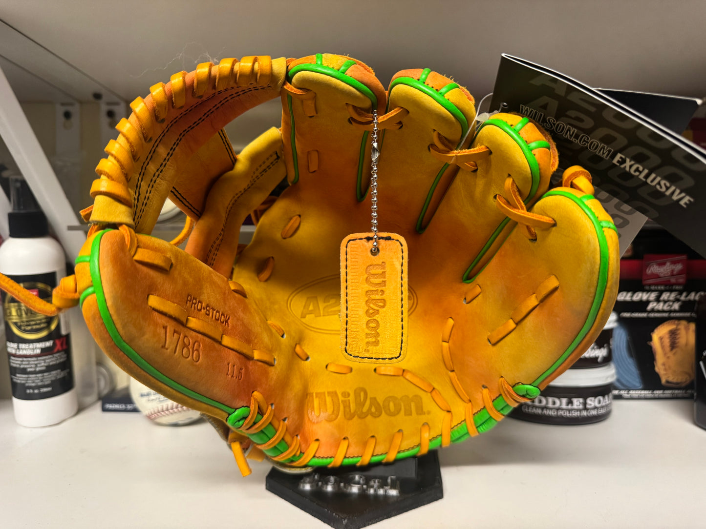 Wilson A2000 1786 11.5” RHT “Georgia Peach”