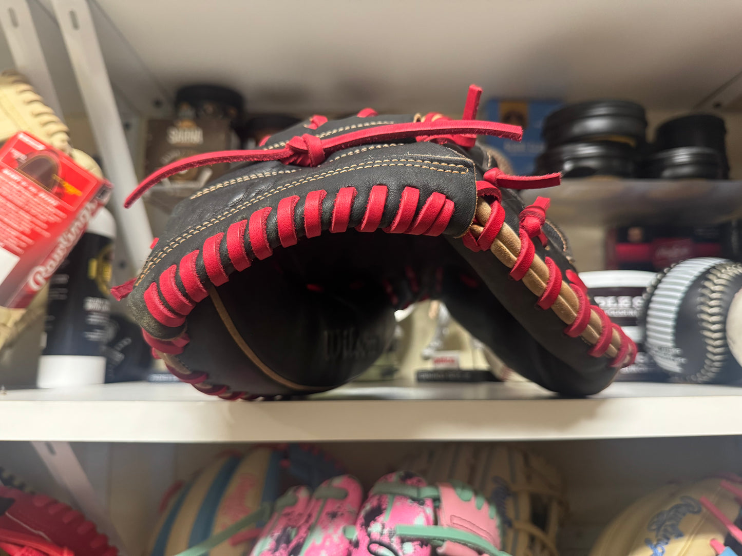 Wilson A2000 M1D 33.5” RHT Catchers Mitt