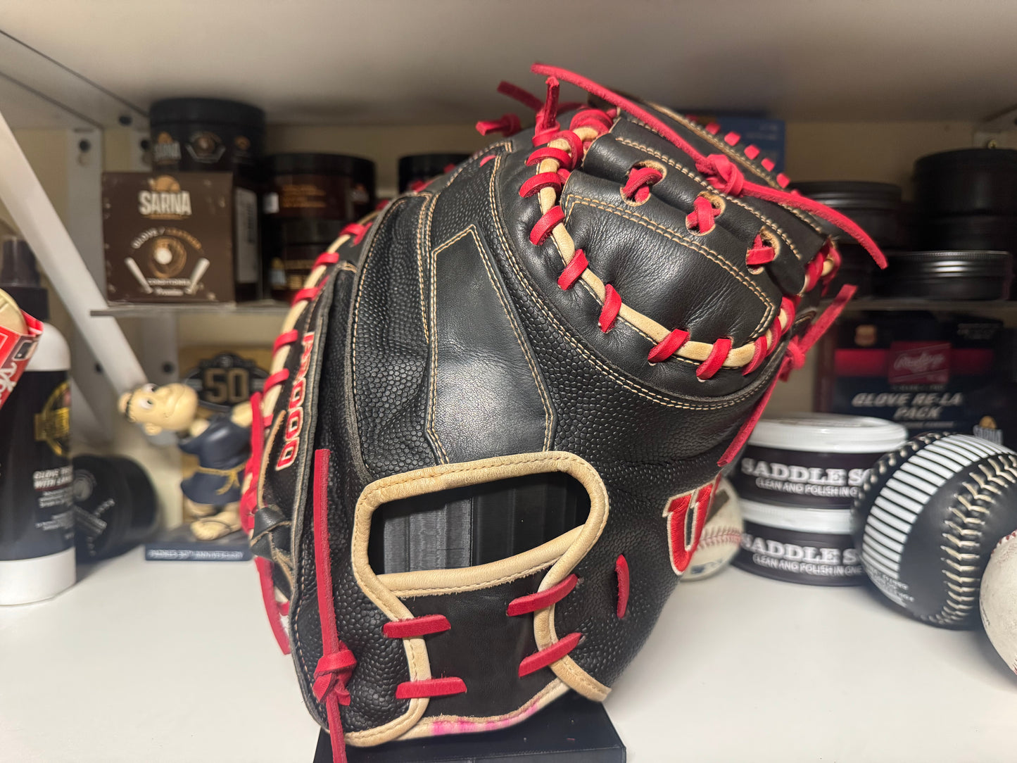 Wilson A2000 M1D 33.5” RHT Catchers Mitt