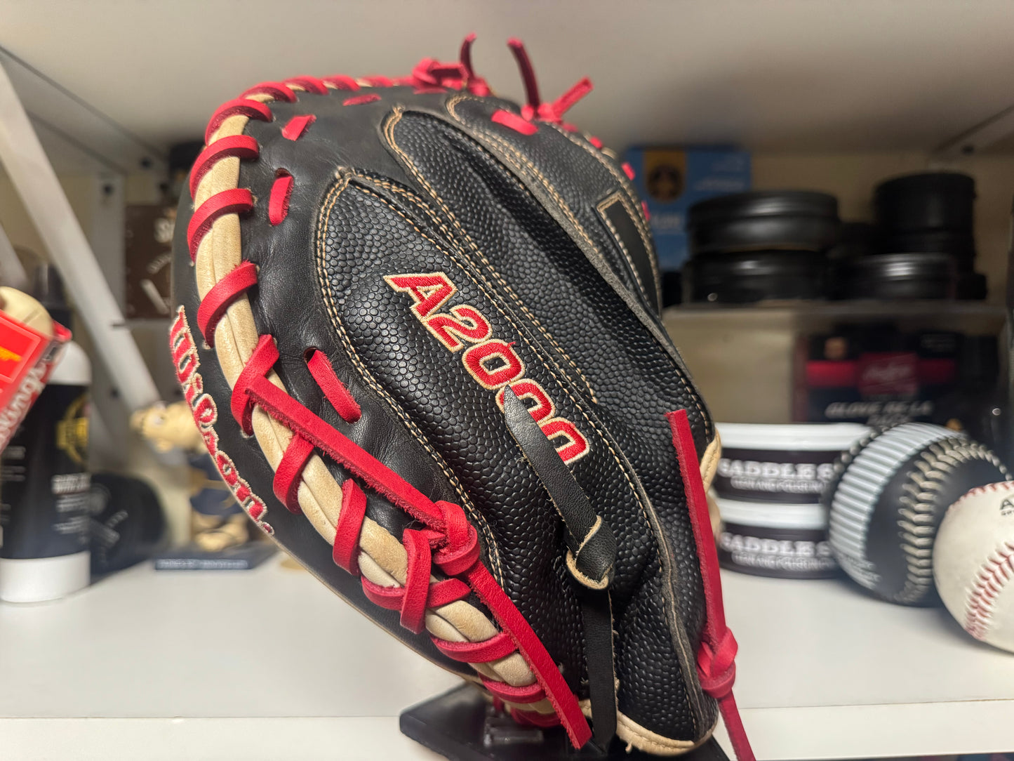 Wilson A2000 M1D 33.5” RHT Catchers Mitt