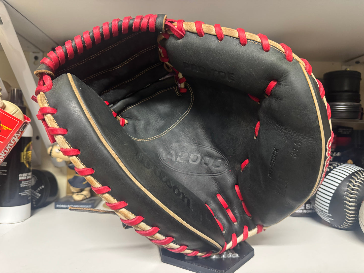 Wilson A2000 M1D 33.5” RHT Catchers Mitt