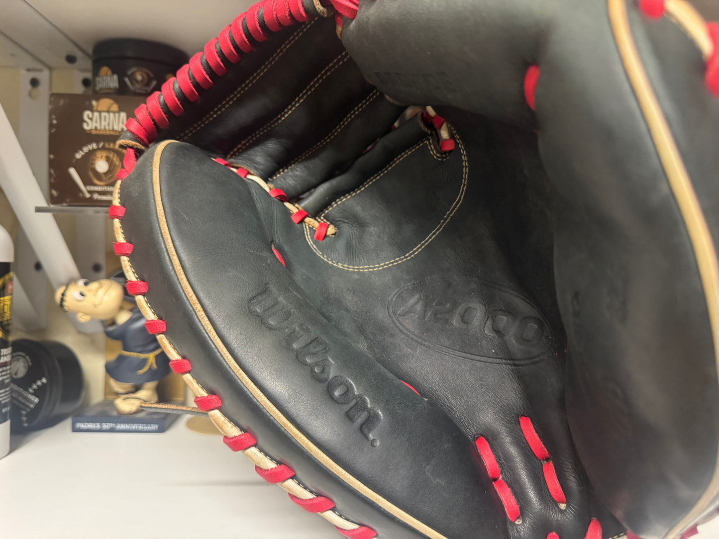 Wilson A2000 M1D 33.5” RHT Catchers Mitt