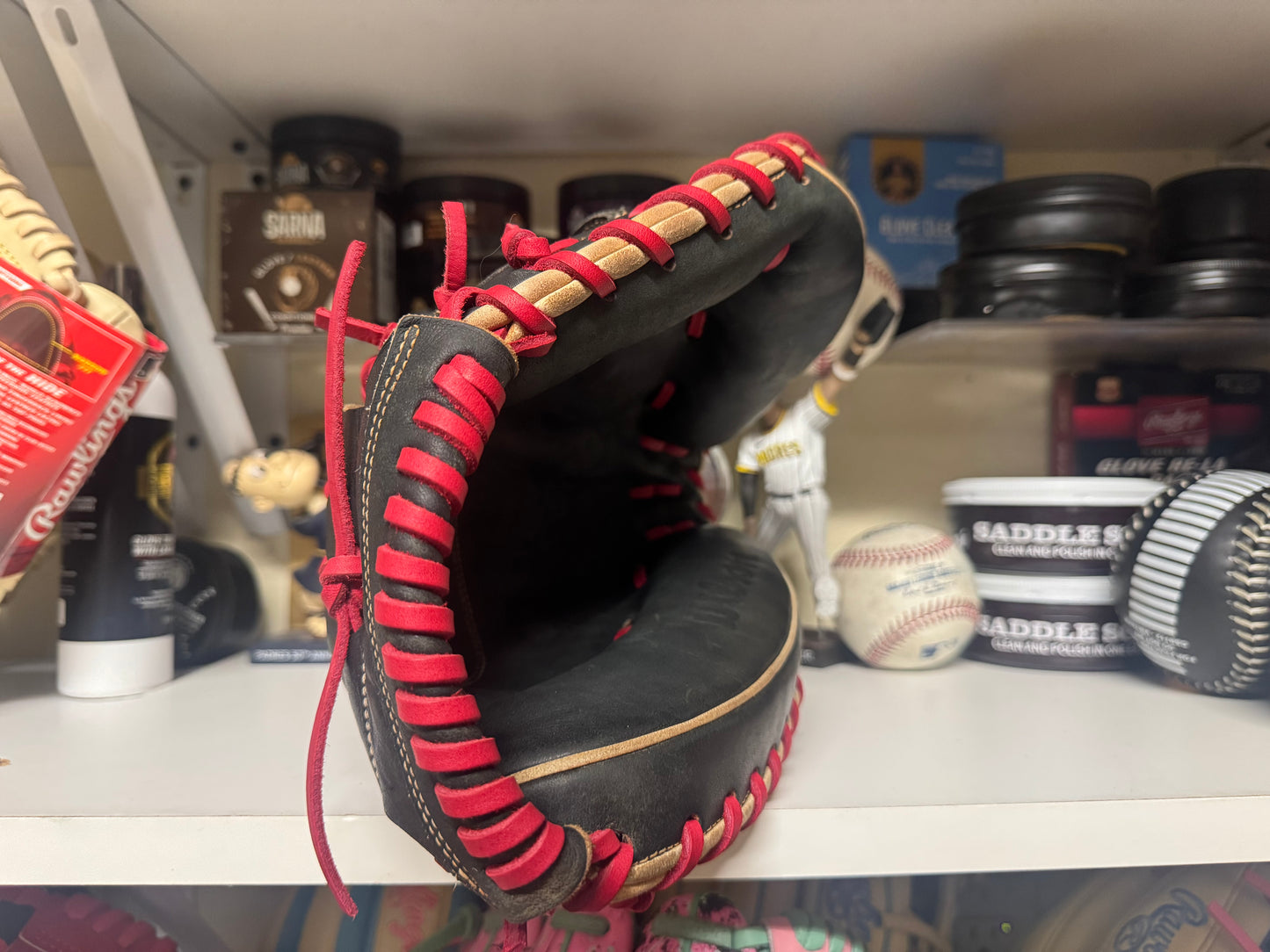 Wilson A2000 M1D 33.5” RHT Catchers Mitt